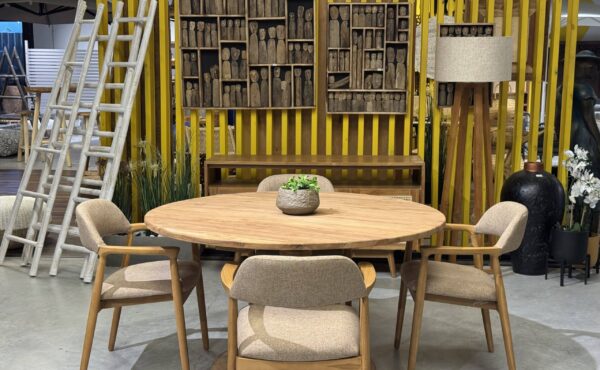 שולחן דגם מנדולין בשילוב כיסאות קנדי