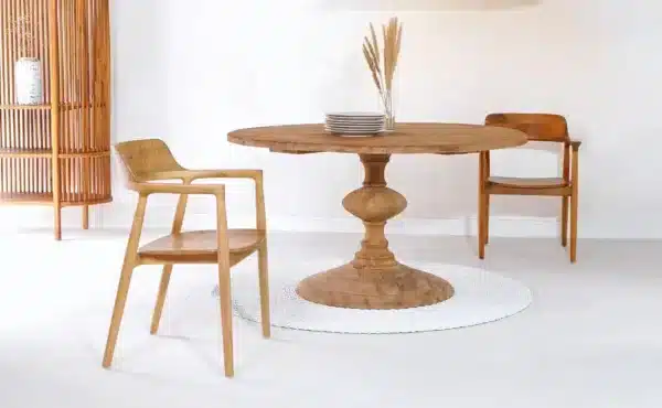 שולחן דגם מנדולין בשילוב כיסאות פאני