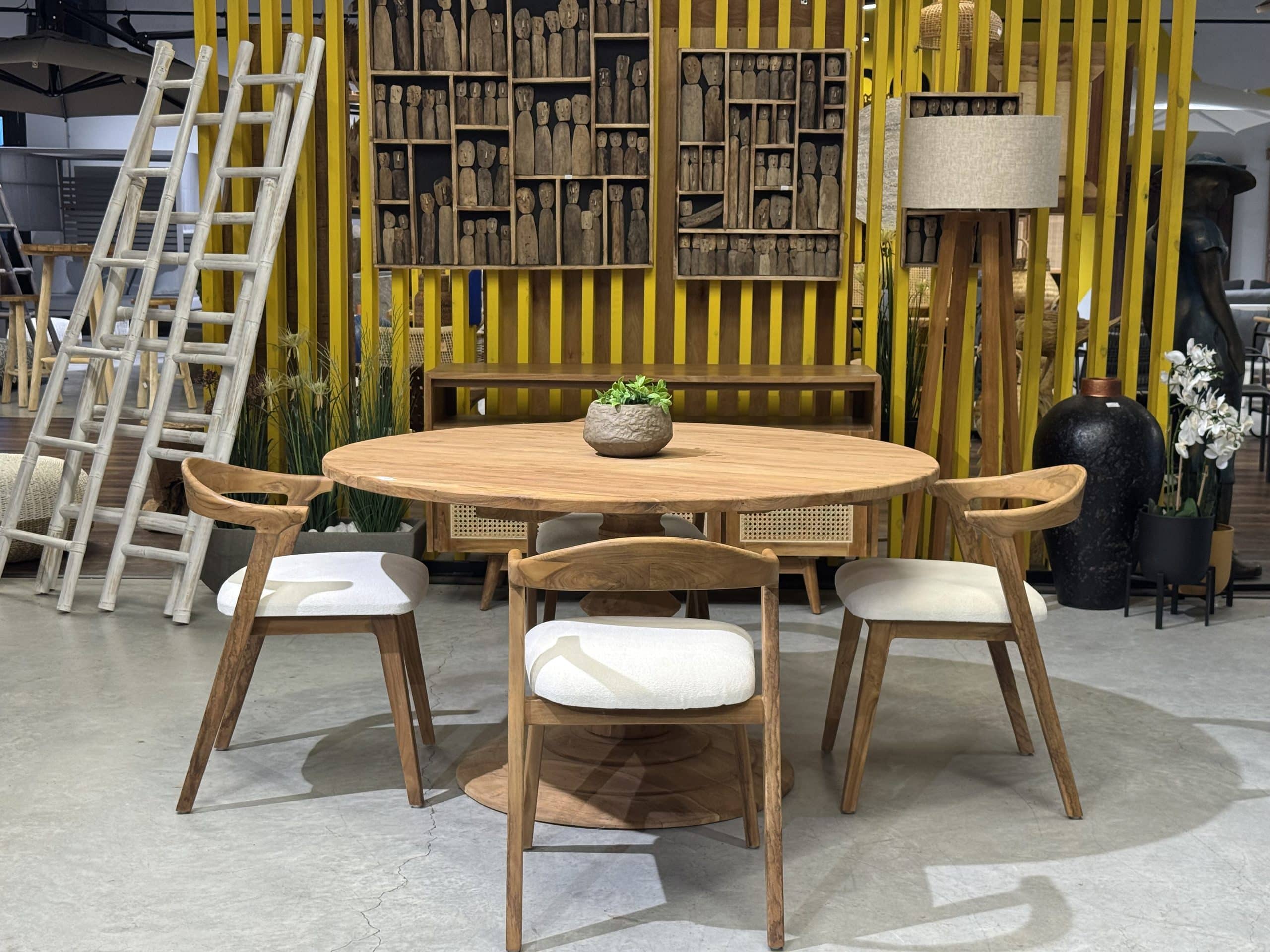 שולחן דגם מנדולין בשילוב כיסאות ווינה